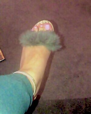 How cute are my new fluffy heels? 🤤