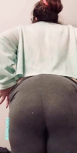 Just some T&A for your Friday! 😘