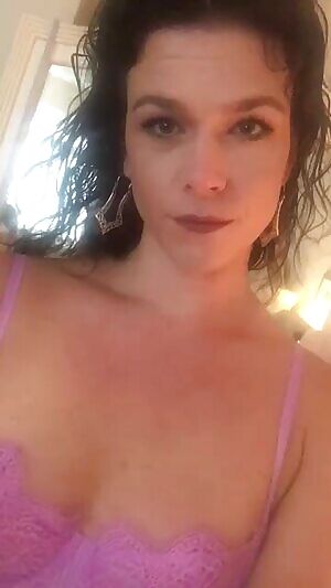 Kendall Shows Her Body & Bulge