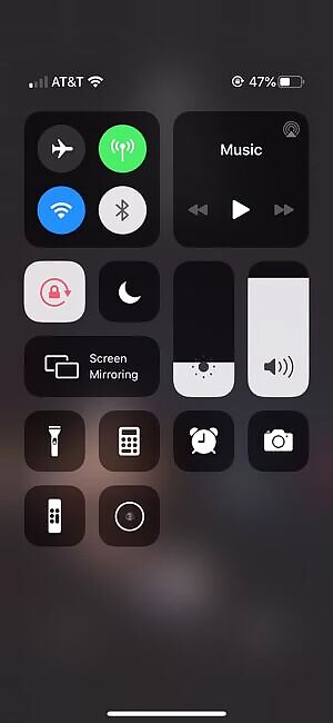 Sunny Chocolat iPhoneX live lockscreen wallpaper.