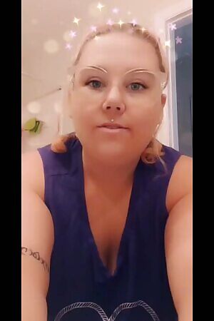 Some pre-shower dancing for titty Tuesday! 👑