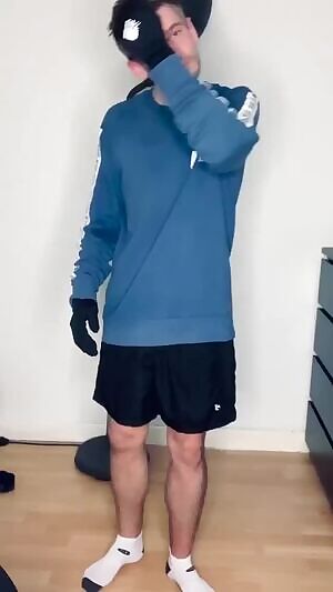 Daddies been for a run and come back a little hot and sweaty 🥵