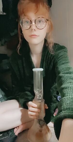 Hi riends! just smoking and playing so i can sleep 🤙🏻