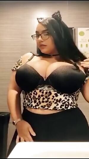 Huge Tits n A Phat Ass