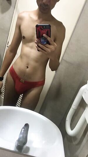 So I tried gyming. Hoping to get thicker in 6 months. 🙏🏼