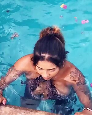 In the pool 💦