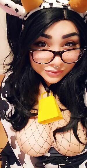 🙈 Shy moomoo. Available all day and night for sessions because I've had so much coffee. Lifetime access to my Snapchat only $60 all weeeeek! Moomoo fun happening there today 🤭