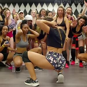 Petite Bimbo Twerking