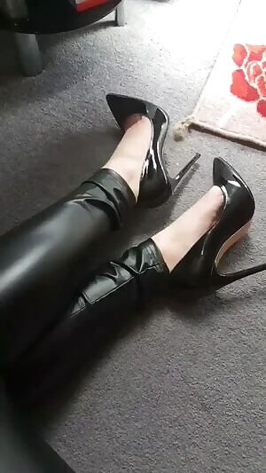 Wet look leggings look so perfect on me, don't you think?😈