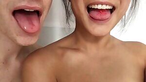 WMAF couple kissing w/ pop rocks