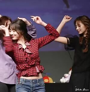 Twice - Jihyo feat. Momo & Dahyun