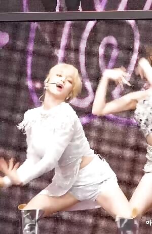 TWICE - Jihyo, Chaeyoung, Nayeon, Dahyun & Momo