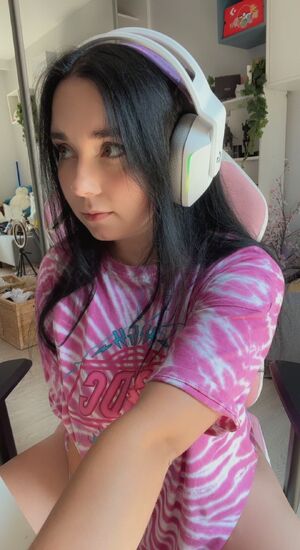 Would you like to fuck a busty gamer girl?