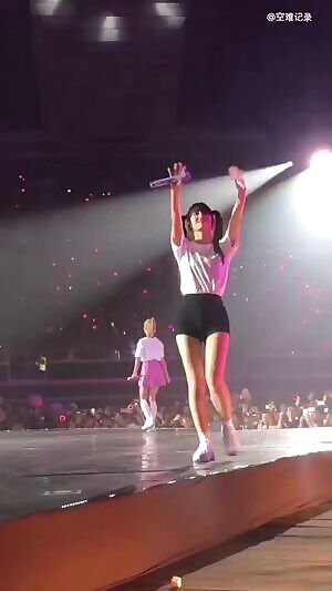 TWICE - Momo and Nayeon