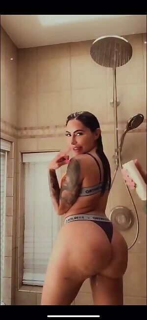 That booty still phat 😍