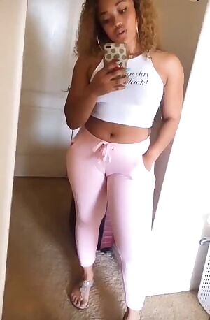 Lorraine’s fat 😺 & 🍑