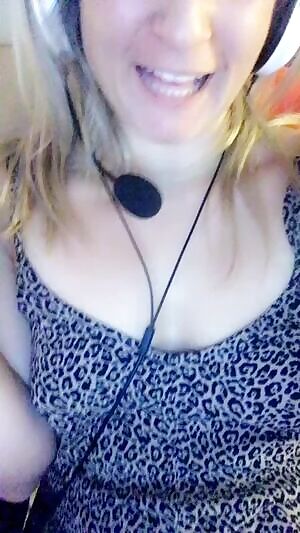 When you always die first in Apex, you have time for fun nudes 😂