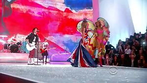 Facialize Karlie Kloss strutting in pink bikini, VSFS 2013