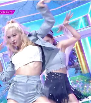 TWICE - Momo feat. Nayeon & Jihyo