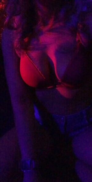 I'm such a lady, but I'm dancing like a hoe cause you know I don't give a fuck, so here we go!