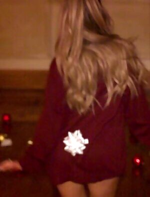 Would be better if that sweater went up just a tad 😍