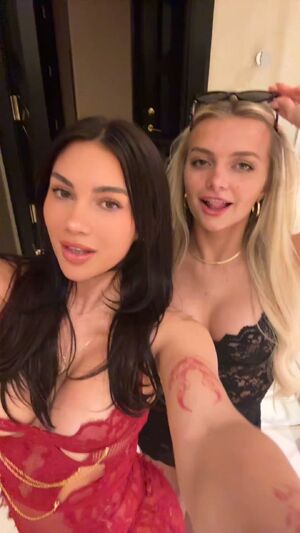 19honeysuckle 60fps Amateur Girlfriends Kissing