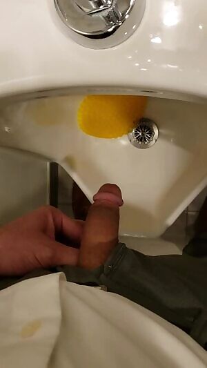 Businessan pee 👨‍💼💦