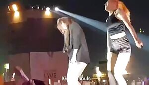 Red Velvet - Seulgi taking her jacket off