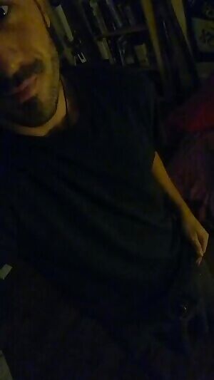 Oups i forgot to wear something under my pants today.. Viens jouer.. :)