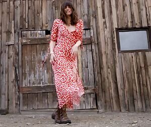 Ana de Armas on her hands and knees 🤤