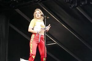 Tove Lo concert flash