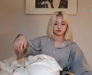 fromis_9 Nagyung teasing a peek