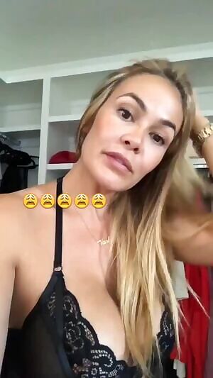 MILF Ava Fiore showing us her ass