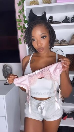 A horny ebony is loading…