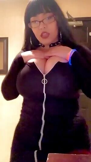 Dude she's so fucking HOT🔥🔥🔥