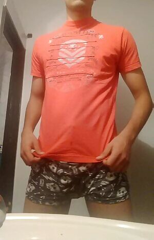 I'm hard and my t-shirt doesn't help me 🤣