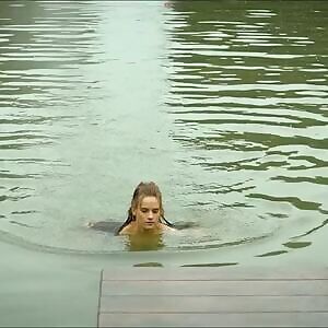 Noémie Schmidt perfect plot in 'Versailles'