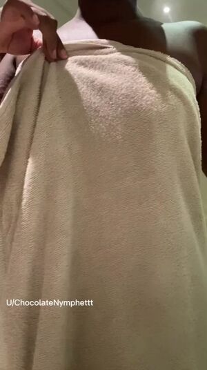 Put your cock between my brown boobs😩