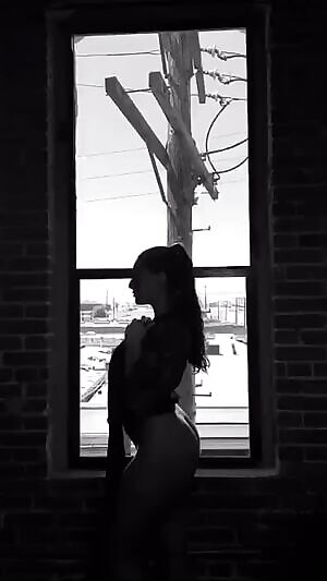 Drop the top to reveal thiccc chicccc