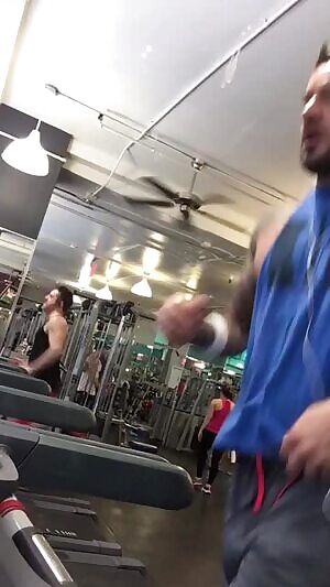 Dude freeballin' in the gym