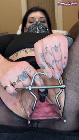 Stuffed Pussy Anal Speculum Gape Gaping