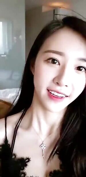 Ellin - Showing them off on IG Live