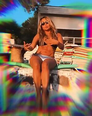 Yonca Evcimik. Look that abs