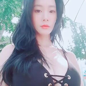 CLARA LEE - Eye contact and BOOBS!