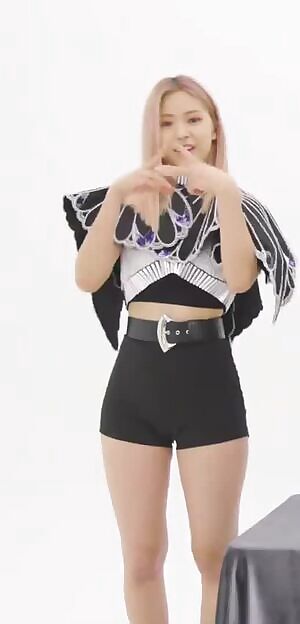 ITZY - Ryujin thicc thighs in tight short