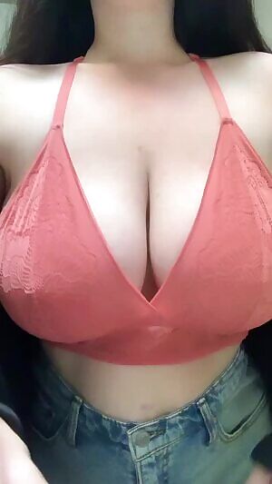 A titty drop and bounce for your Friday. Have a good day ❤️