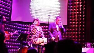 God, Mary Elizabeth Winstead rubbing her thigh is so sexy.