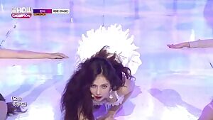 Hyuna's generous down blouse