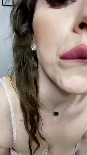 Available right now! 🥳 Let me give you some hot JOI in a cam or telegram sesh, rate your dick, make you some custom content or even schedule a GFE! So many possibilities...