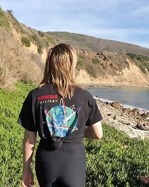 Chloe Moretz walking in leggings